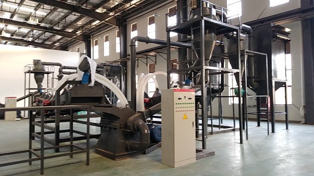 負(fù)極破碎設(shè)備.jpg 負(fù)極破碎設(shè)備.jpg