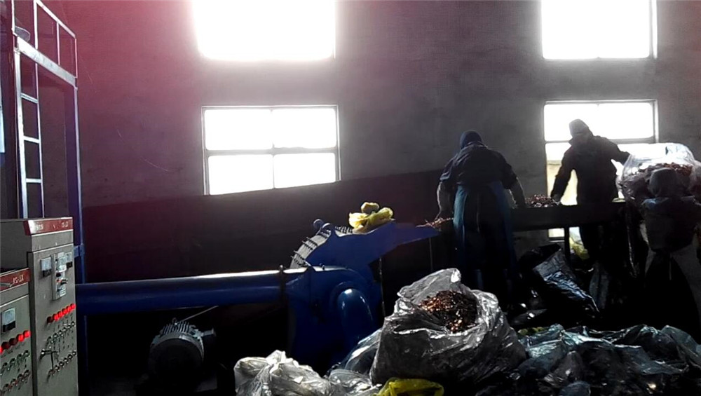 負(fù)極破碎處理設(shè)備現(xiàn)場.jpg 負(fù)極破碎處理設(shè)備現(xiàn)場.jpg